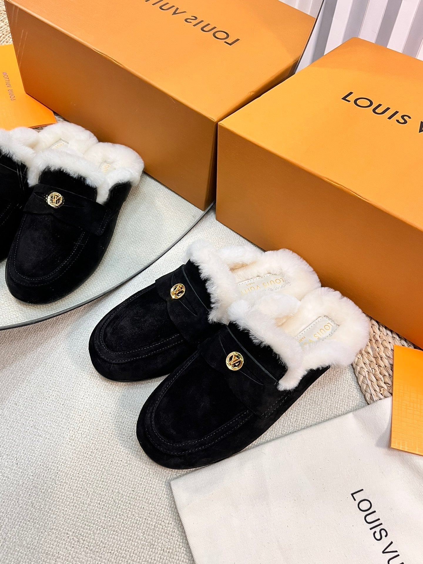 LV COSY FLAT COMFORT CLOG IN BLACK SUEDE AND SHEARLING LINING - 35