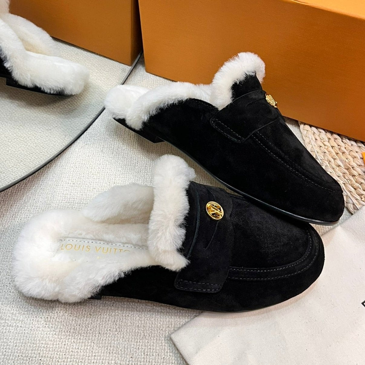 LV COSY FLAT COMFORT CLOG IN BLACK SUEDE AND SHEARLING LINING - 35
