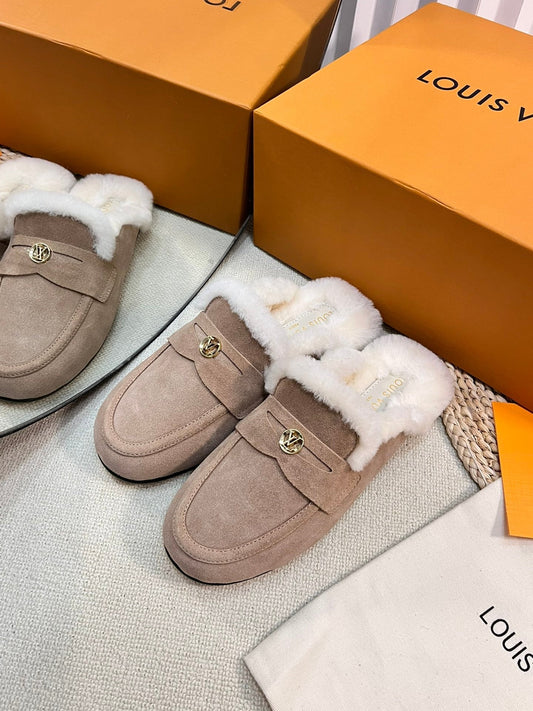 ШКІРЯНІ КОМФОРТНІ КАПЦІ LV COSY FLAT COMFORT CLOG КОРИЧНЕВОГО КОЛЬОРУ НА ХУТРІ - 35