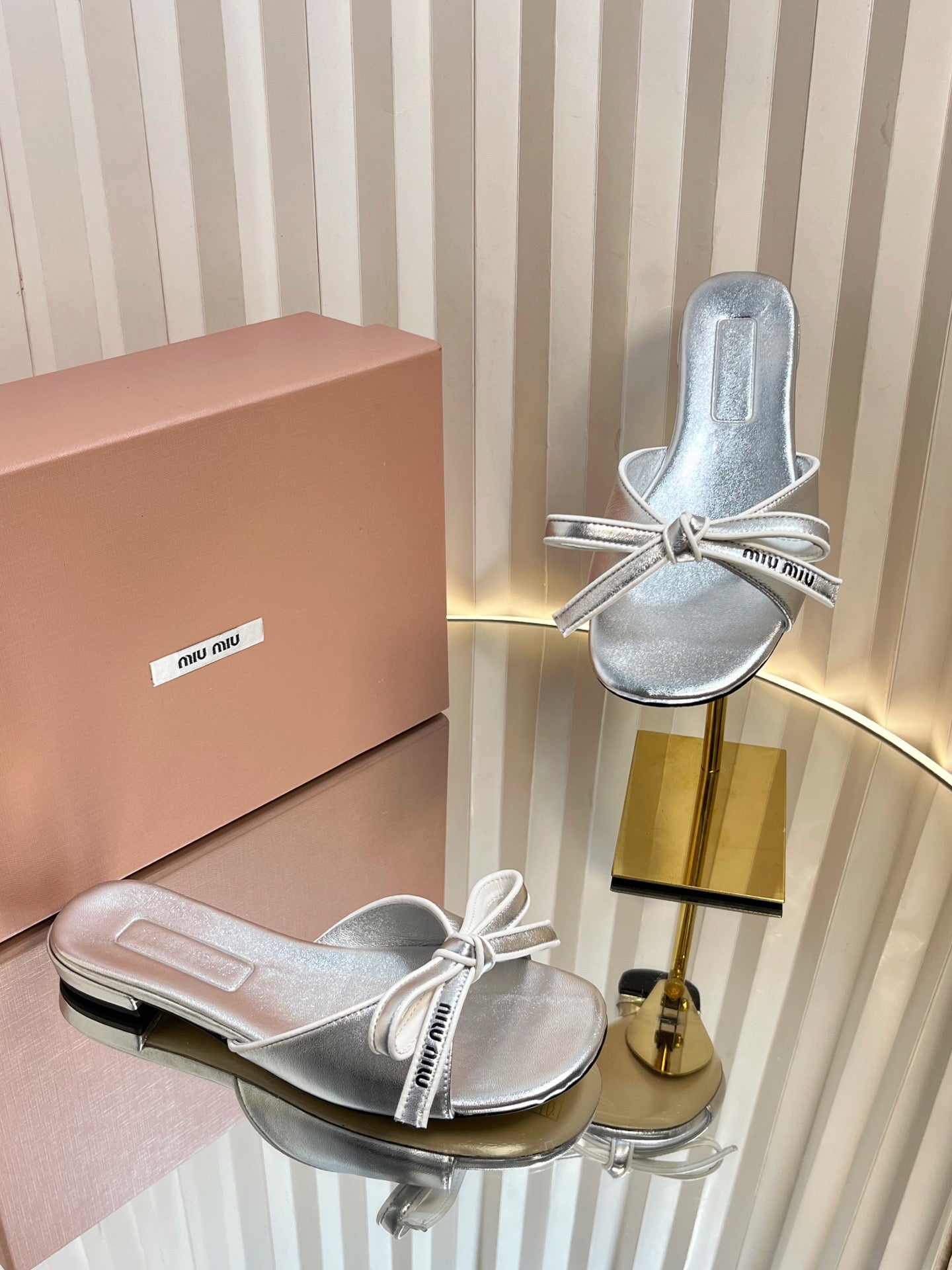 SLIDES SANDALS IN SILVER PATENT CALFSKIN BOW IN TRAP - 34