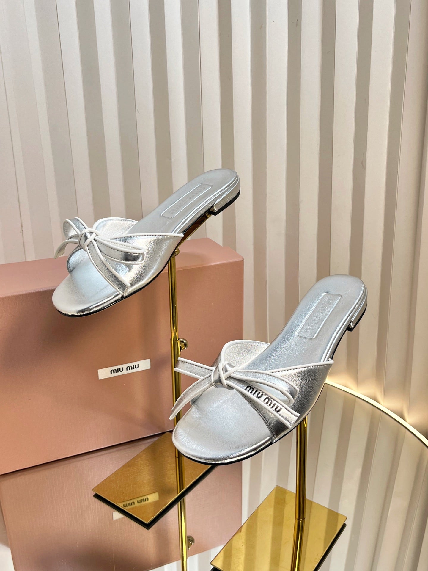 SLIDES SANDALS IN SILVER PATENT CALFSKIN BOW IN TRAP - 34