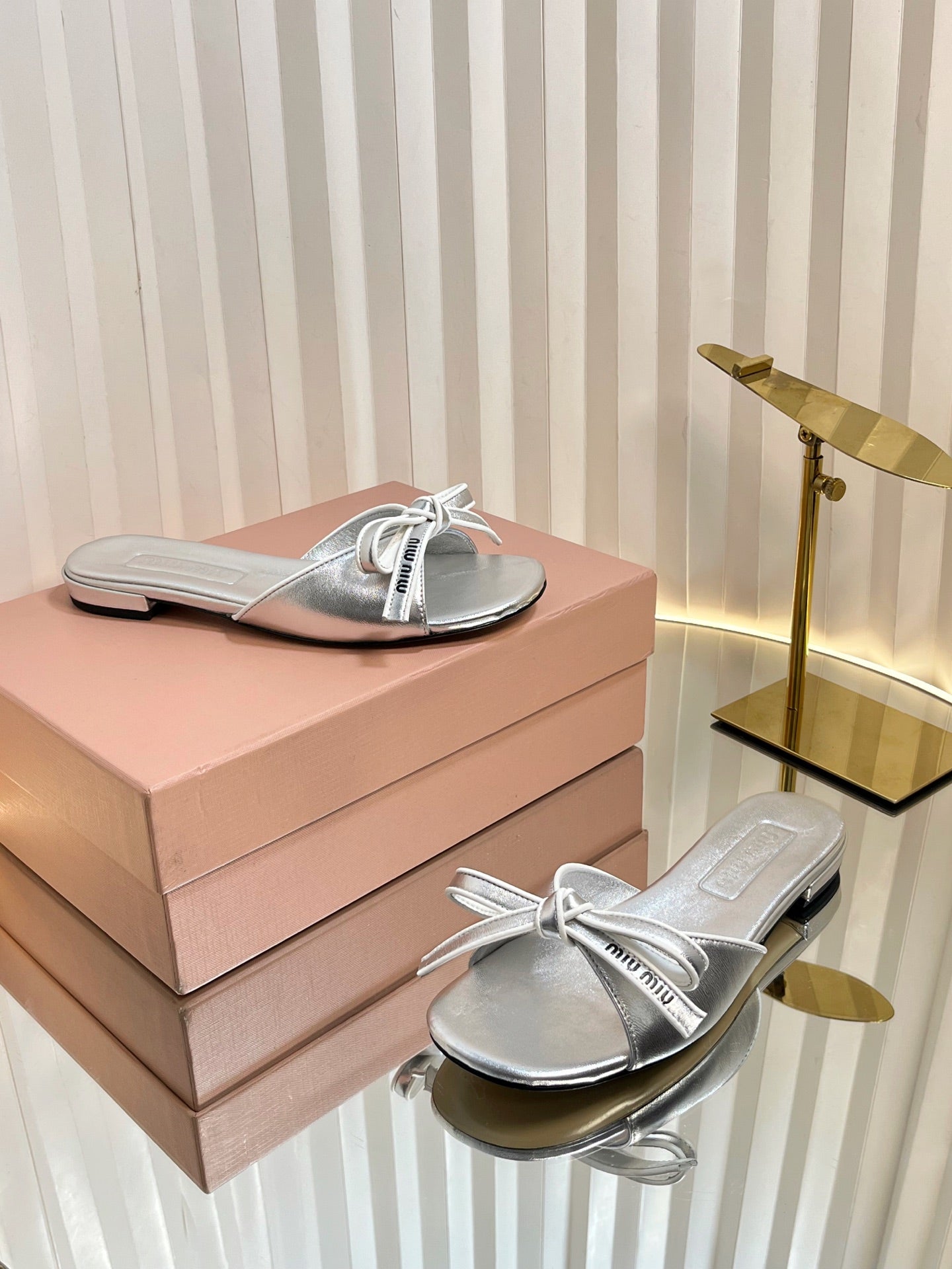 SLIDES SANDALS IN SILVER PATENT CALFSKIN BOW IN TRAP - 34