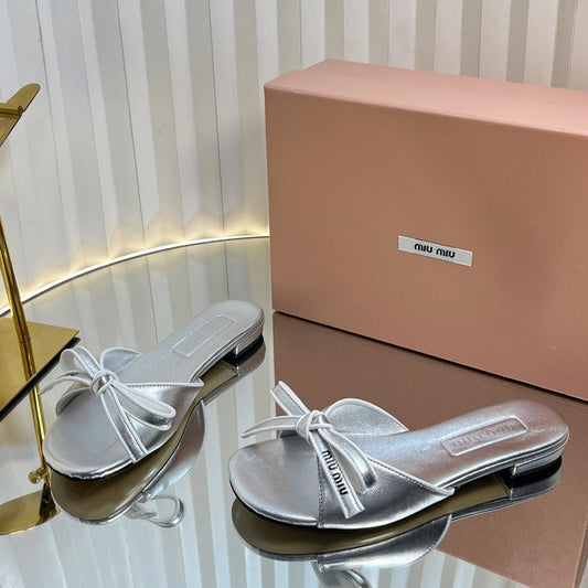 SLIDES SANDALS IN SILVER PATENT CALFSKIN BOW IN TRAP - 34