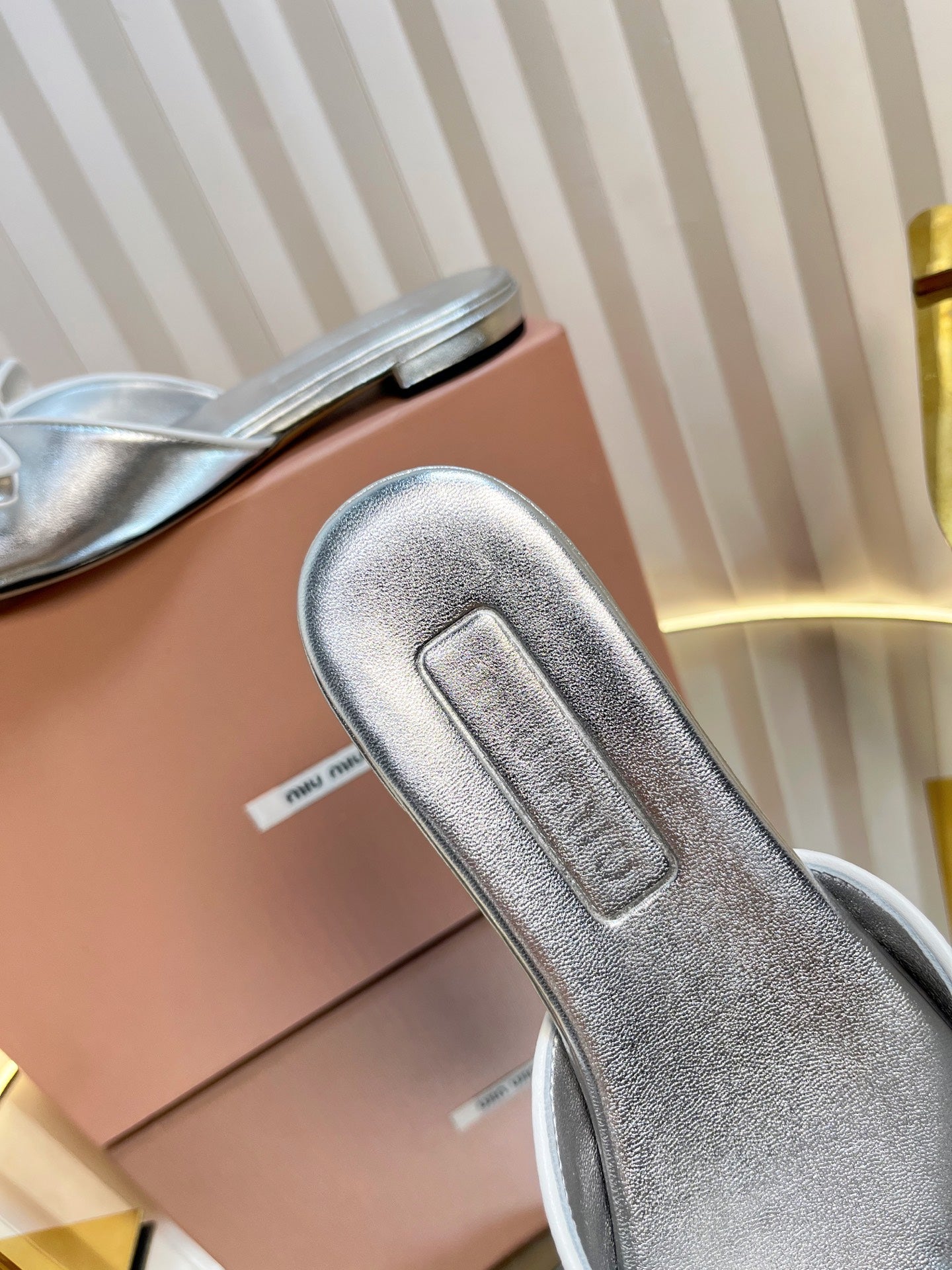 SLIDES SANDALS IN SILVER PATENT CALFSKIN BOW IN TRAP - 34