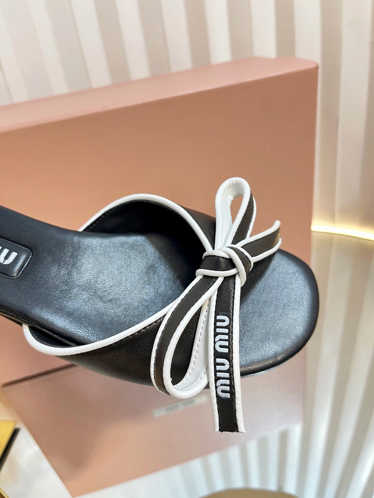 SLIDES SANDALS IN BLACK WITH WHITE BORDER CALFSKIN BOW IN TRAP - 34
