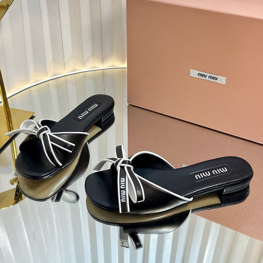 SLIDES SANDALS IN BLACK WITH WHITE BORDER CALFSKIN BOW IN TRAP - 34