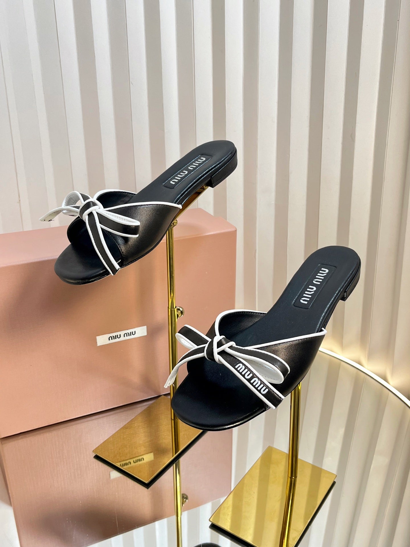 SLIDES SANDALS IN BLACK WITH WHITE BORDER CALFSKIN BOW IN TRAP - 34