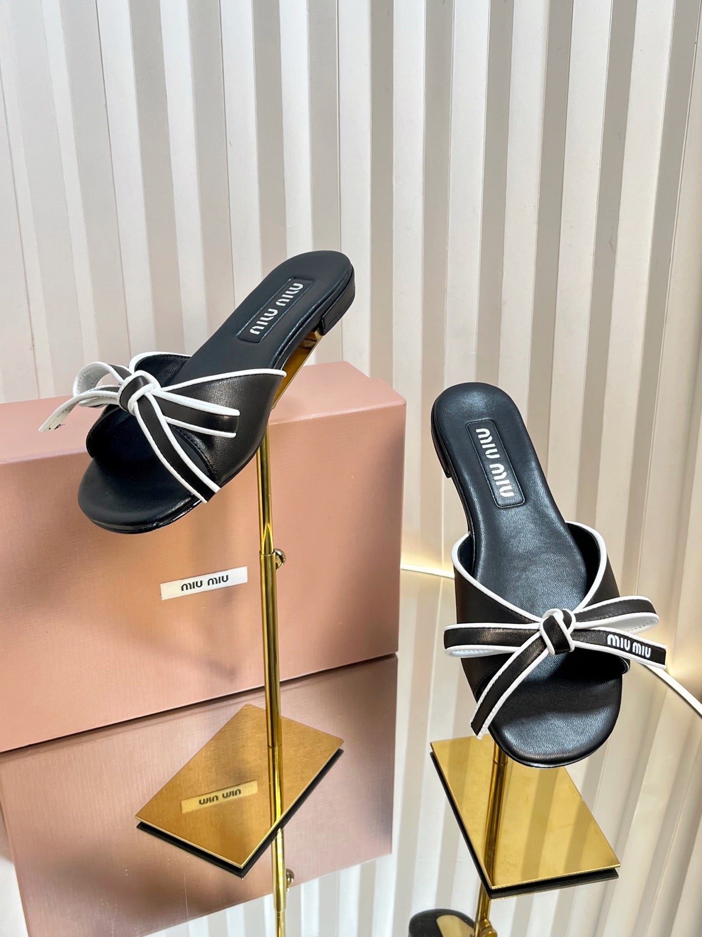 SLIDES SANDALS IN BLACK WITH WHITE BORDER CALFSKIN BOW IN TRAP - 34