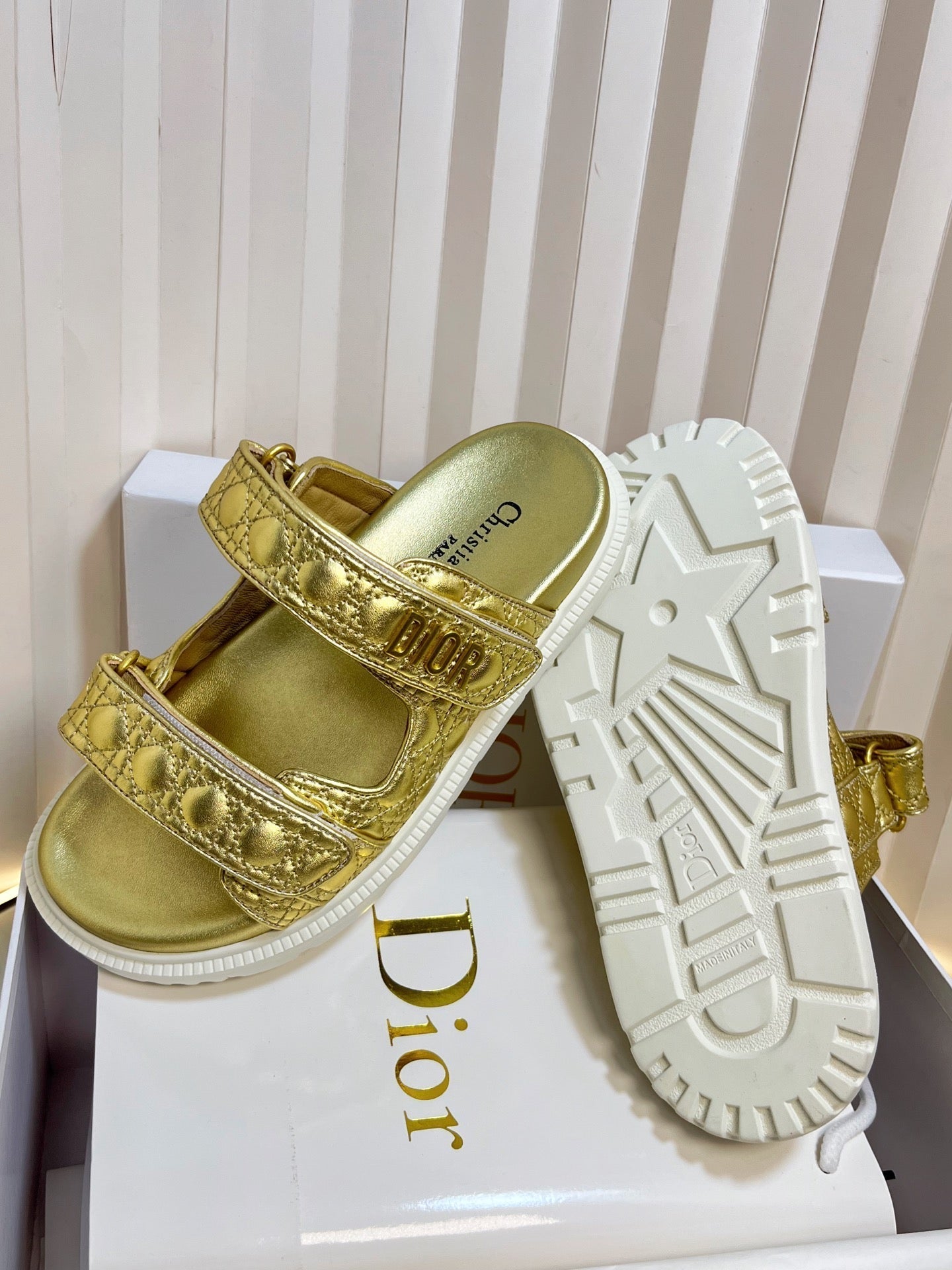 DIORACT SLIDES 25MM IN GOLD PATENT CALFSKIN - 35