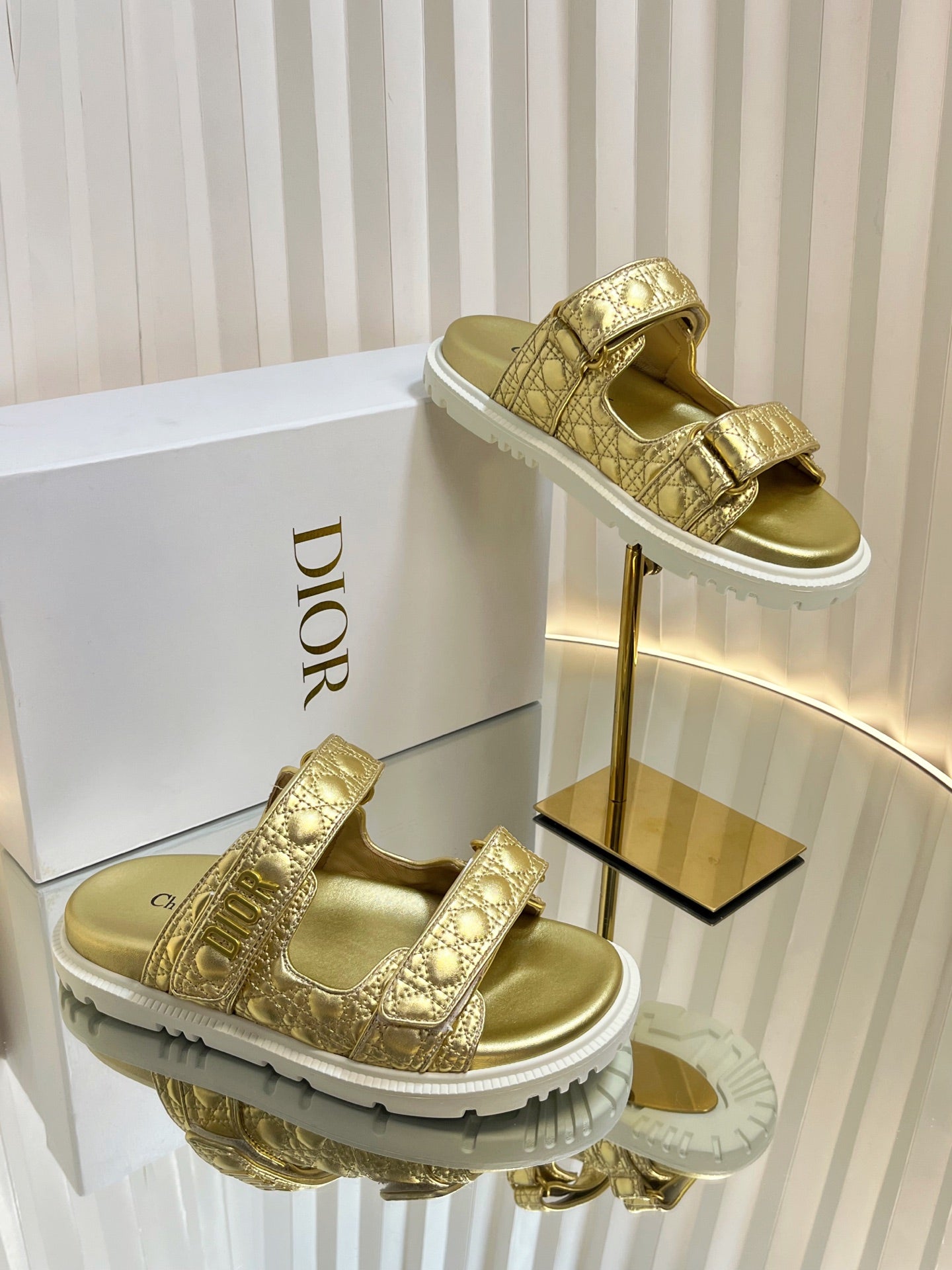 DIORACT SLIDES 25MM IN GOLD PATENT CALFSKIN - 35
