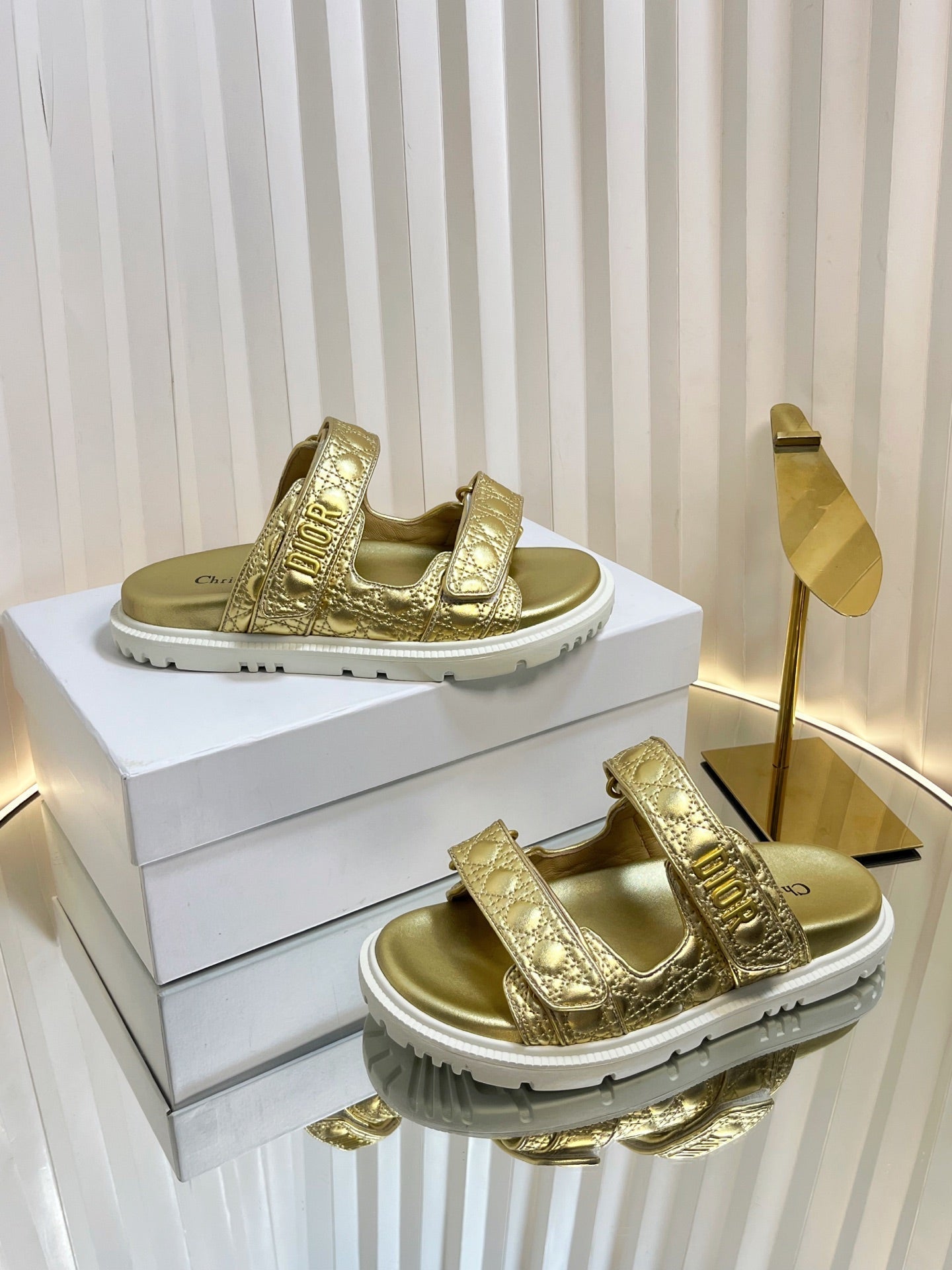 DIORACT SLIDES 25MM IN GOLD PATENT CALFSKIN - 35