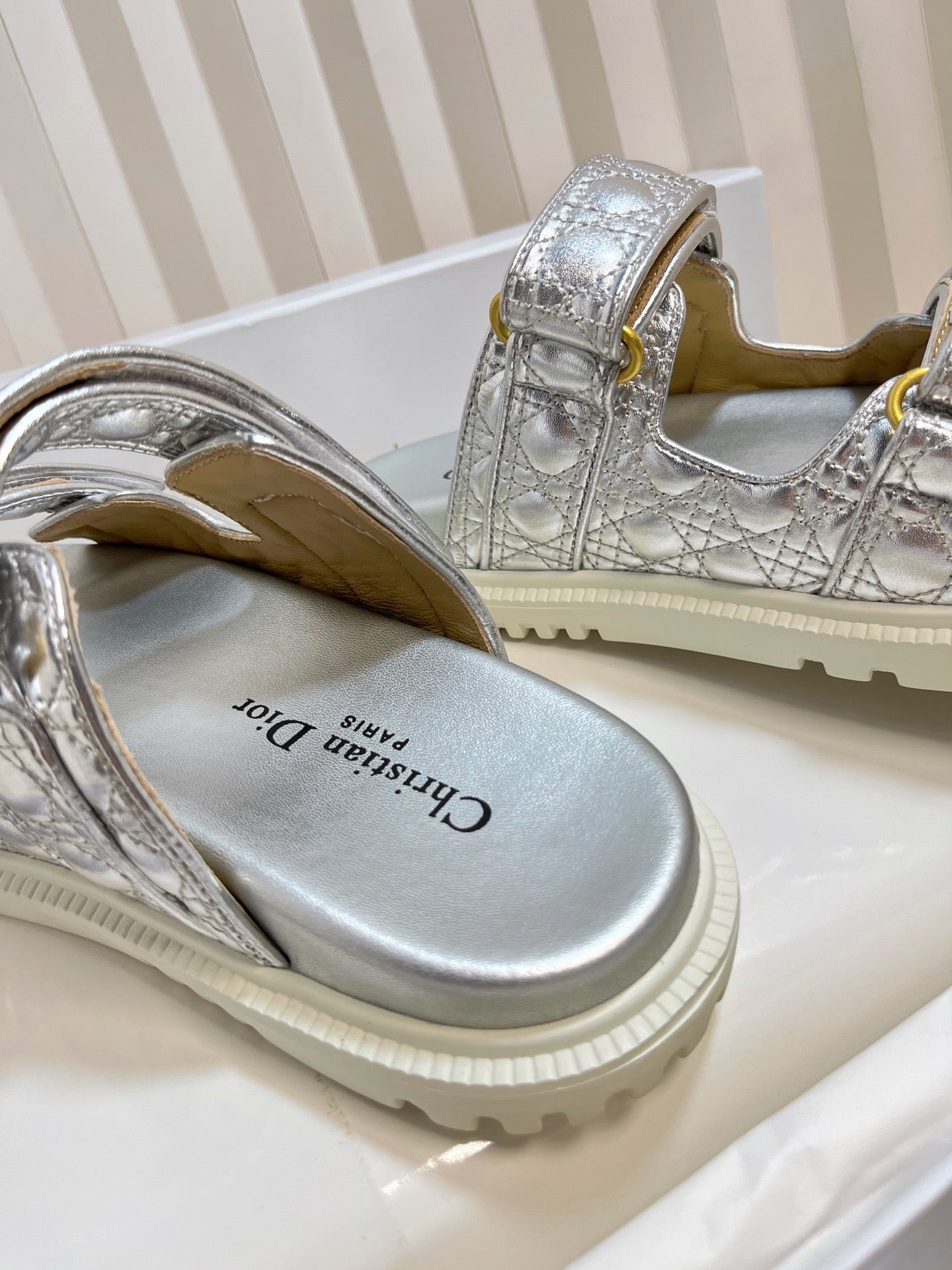 DIORACT SLIDES 25MM IN SILVER PATENT CALFSKIN - 35