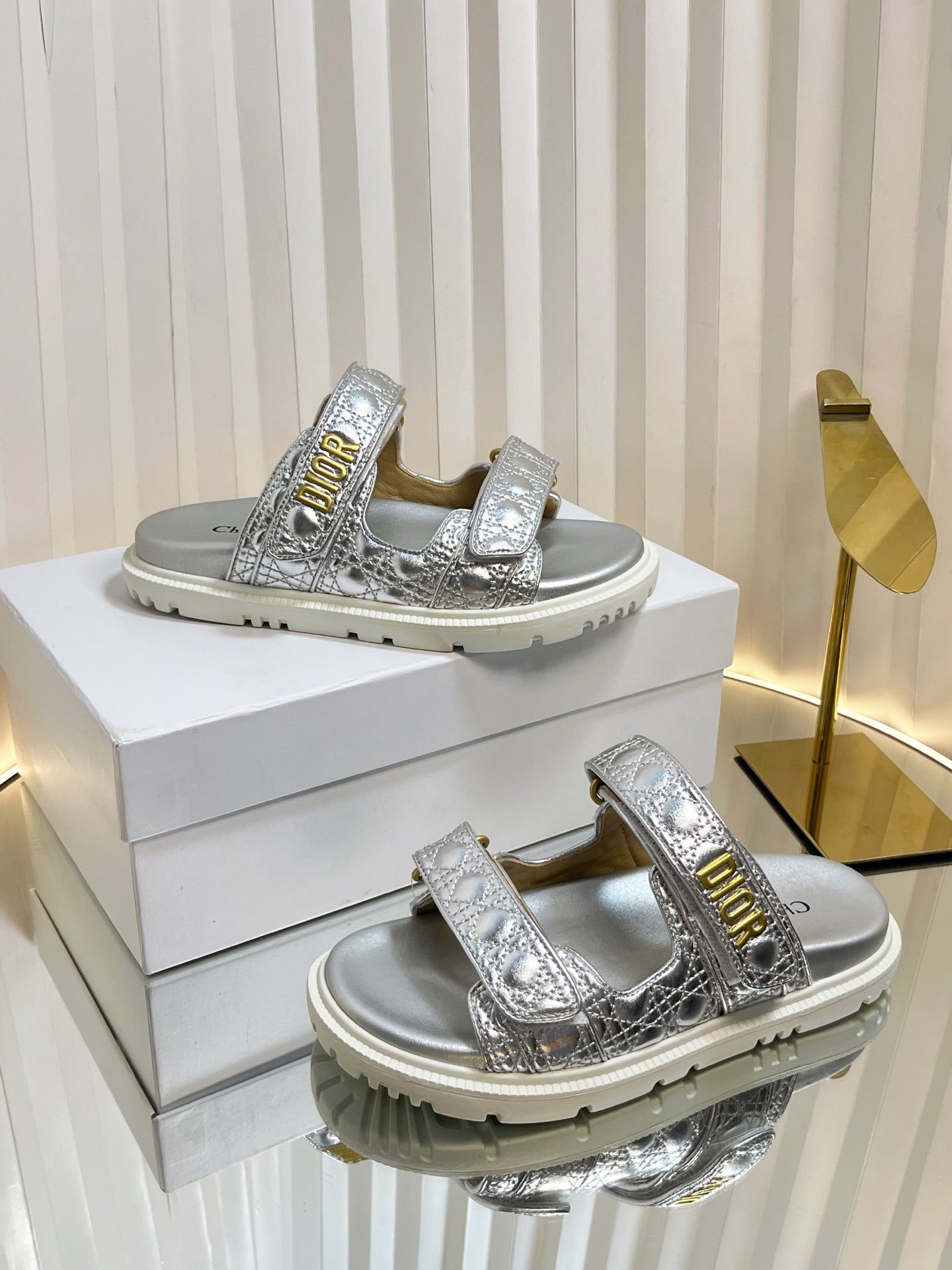 DIORACT SLIDES 25MM IN SILVER PATENT CALFSKIN - 35