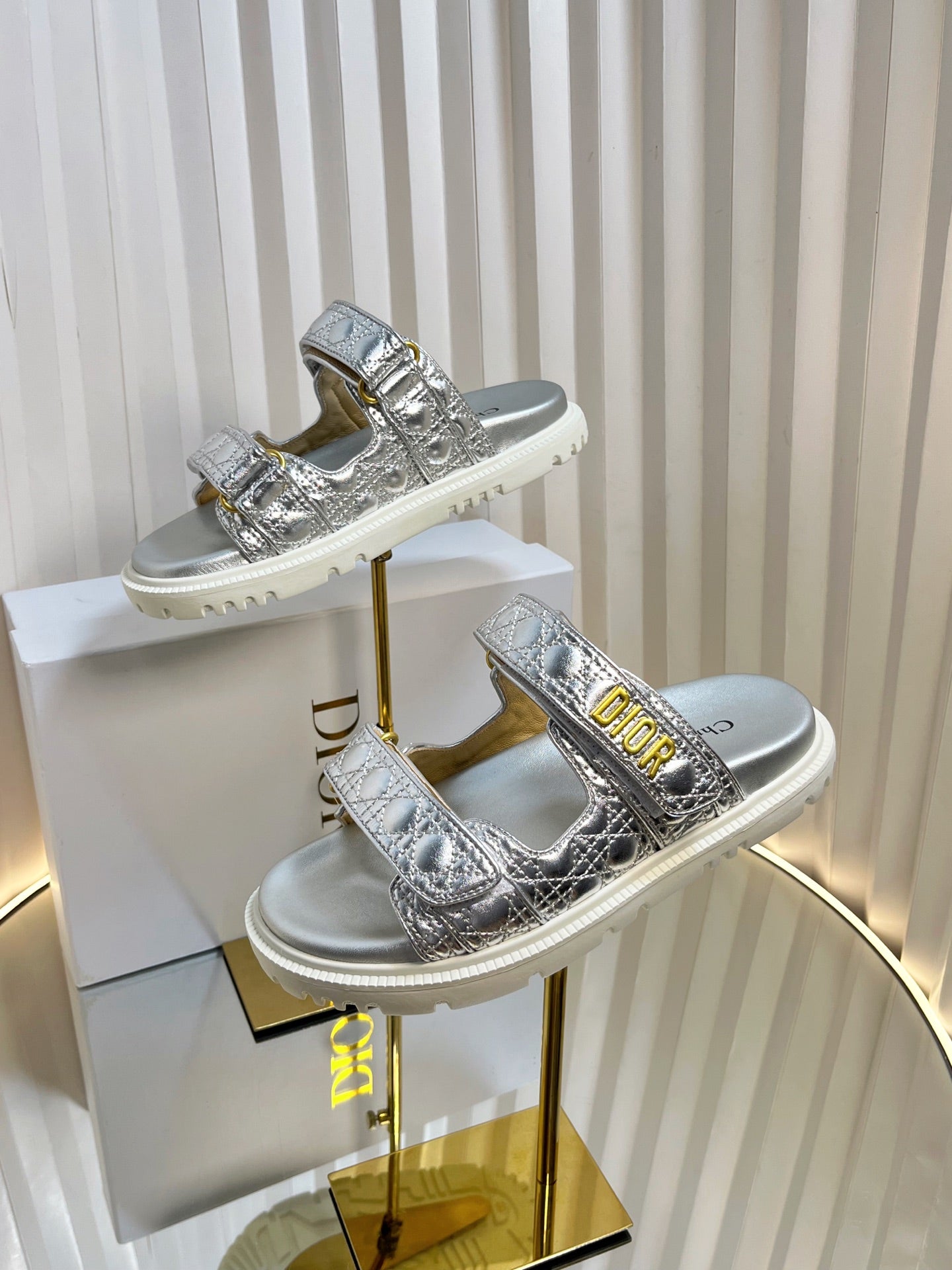 DIORACT SLIDES 25MM IN SILVER PATENT CALFSKIN - 35