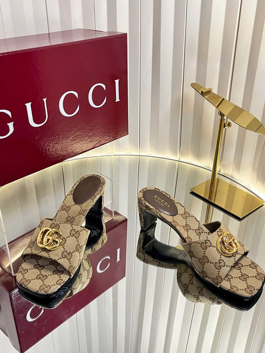 Босоніжки GUCCI 26S на підборах 45 мм з полотна кольору теплий беж