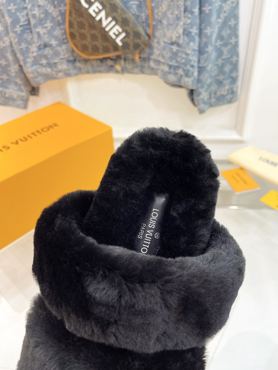 HALF MULE SLIPPERS IN BLACK FLEECE FEATURING METALLIC LOGO - 35