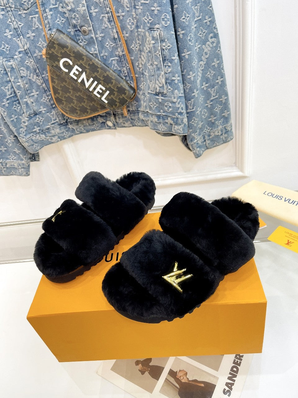 HALF MULE SLIPPERS IN BLACK FLEECE FEATURING METALLIC LOGO - 35