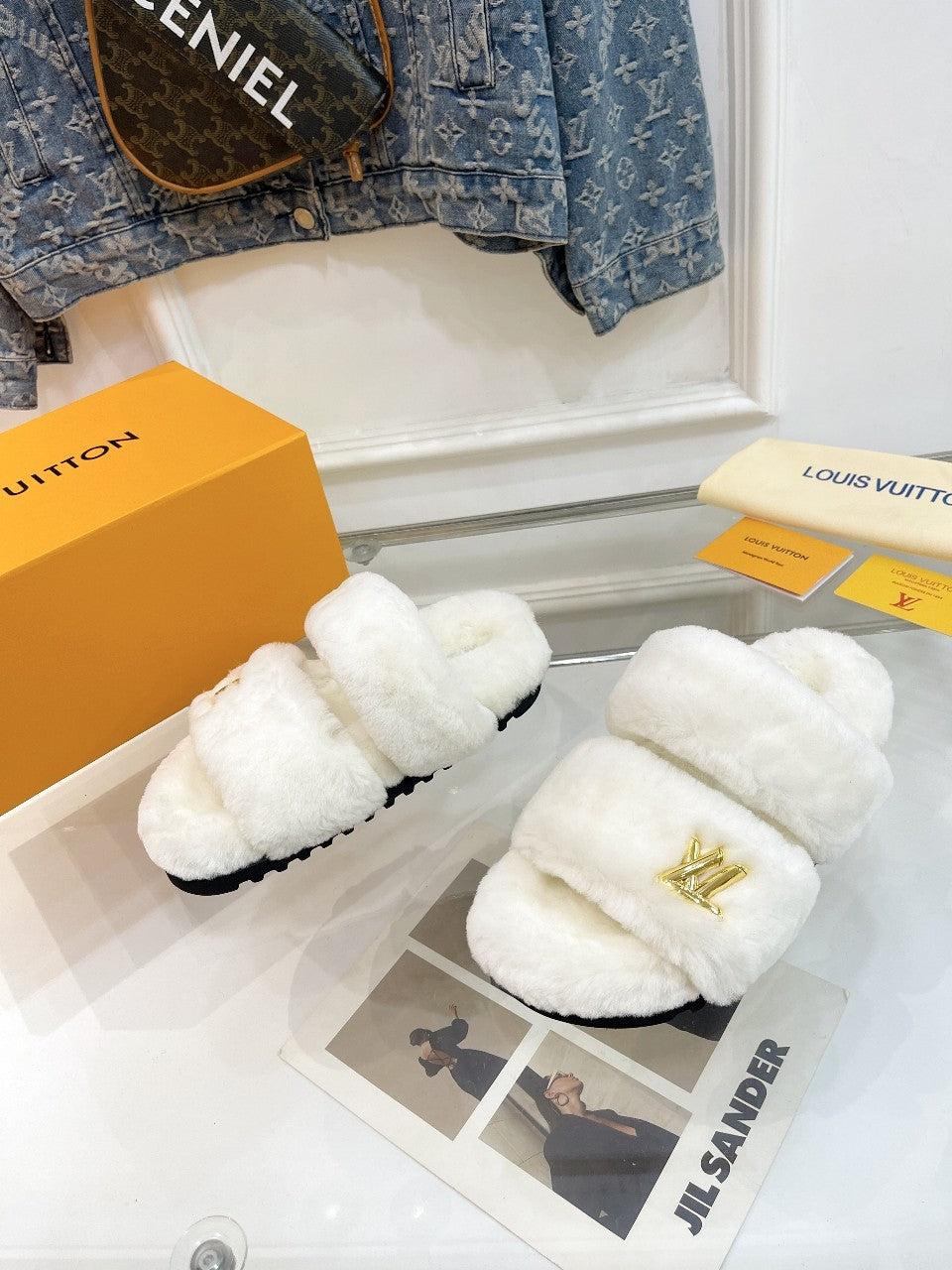 HALF MULE SLIPPERS IN WHITE FLEECE FEATURING METALLIC LOGO - 35