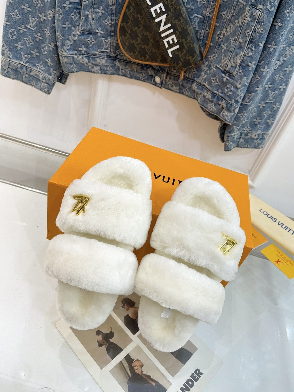 HALF MULE SLIPPERS IN WHITE FLEECE FEATURING METALLIC LOGO - 35