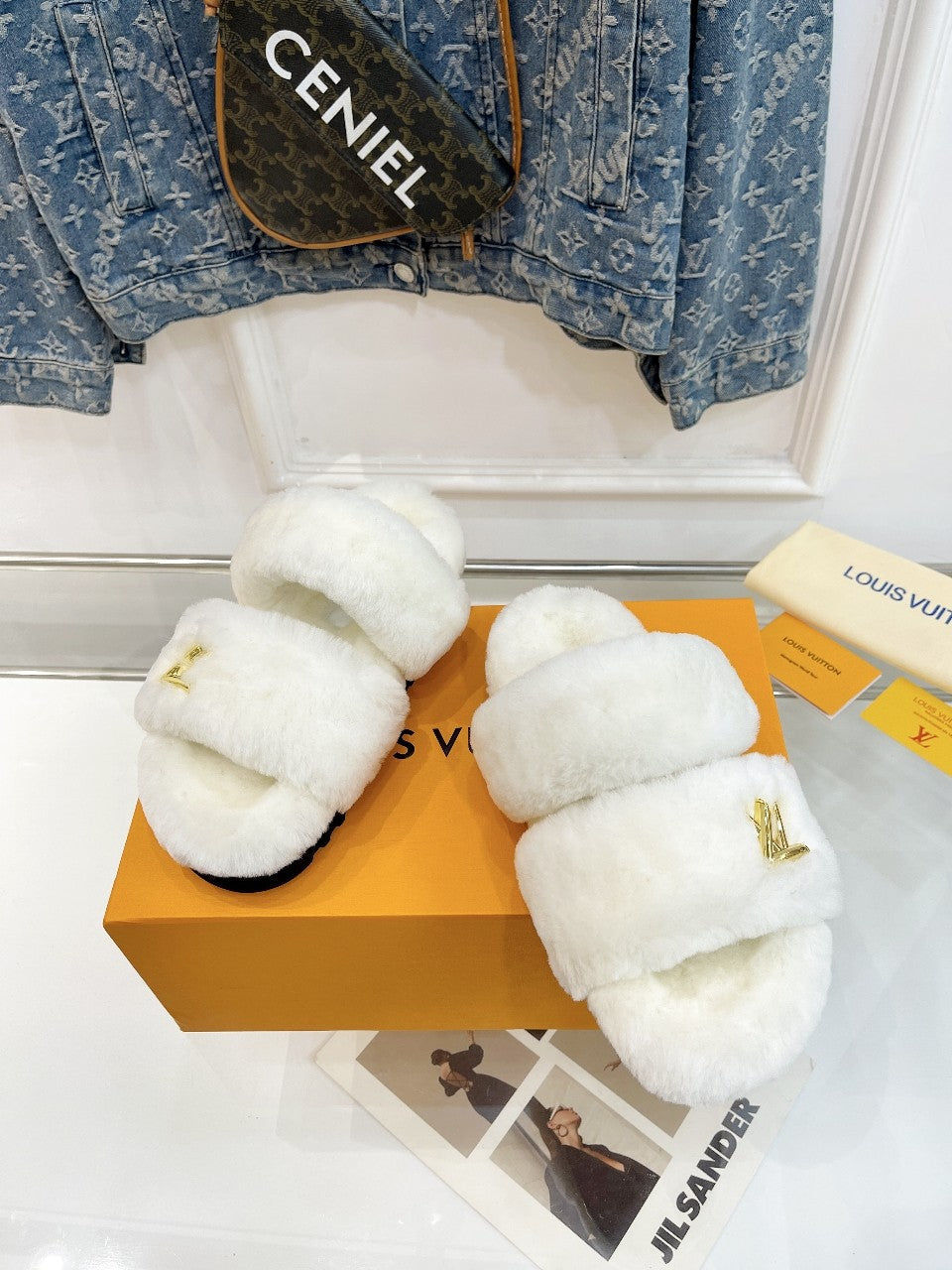 HALF MULE SLIPPERS IN WHITE FLEECE FEATURING METALLIC LOGO - 35