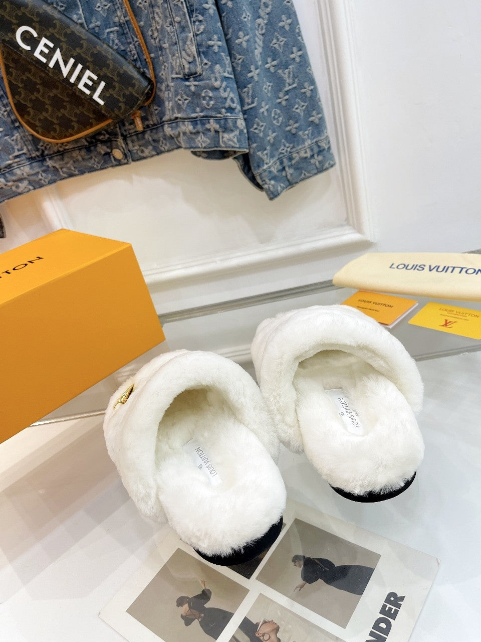 HALF MULE SLIPPERS IN WHITE FLEECE FEATURING METALLIC LOGO - 35