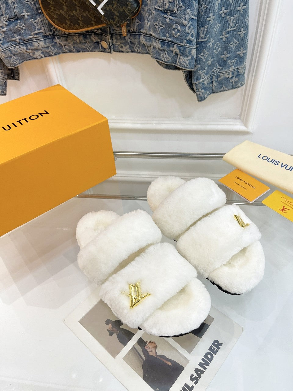 HALF MULE SLIPPERS IN WHITE FLEECE FEATURING METALLIC LOGO - 35
