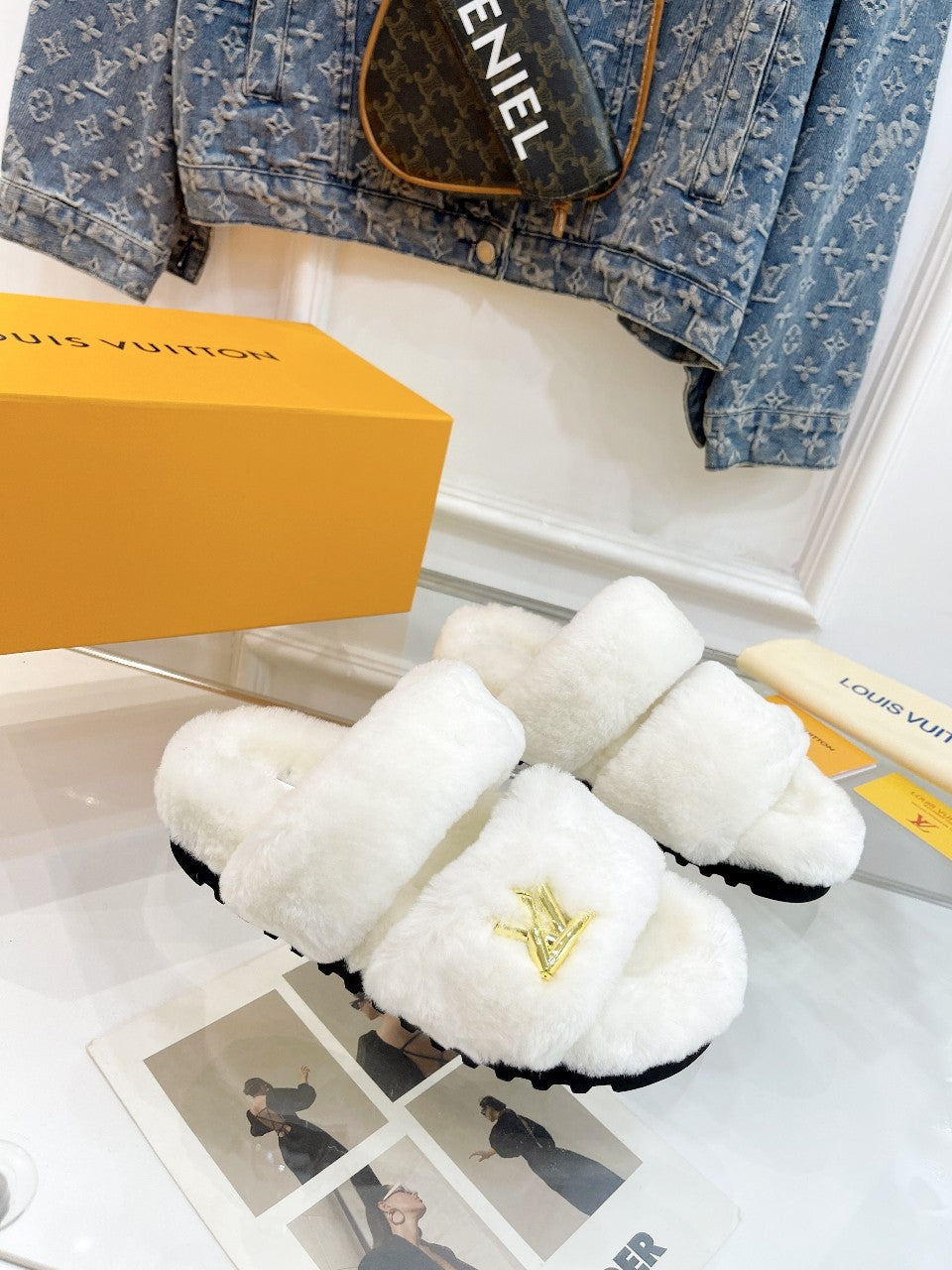 HALF MULE SLIPPERS IN WHITE FLEECE FEATURING METALLIC LOGO - 35