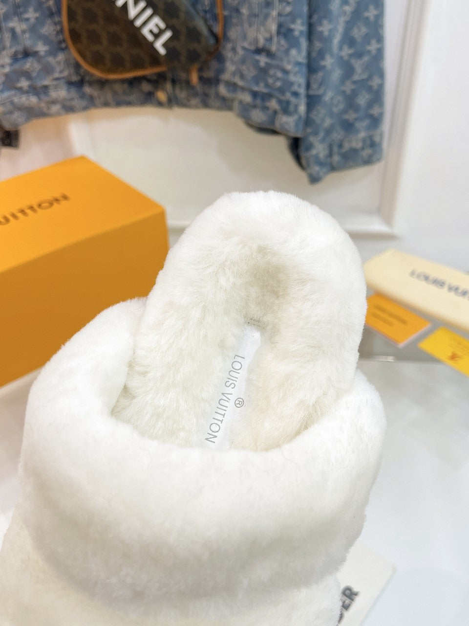 HALF MULE SLIPPERS IN WHITE FLEECE FEATURING METALLIC LOGO - 35