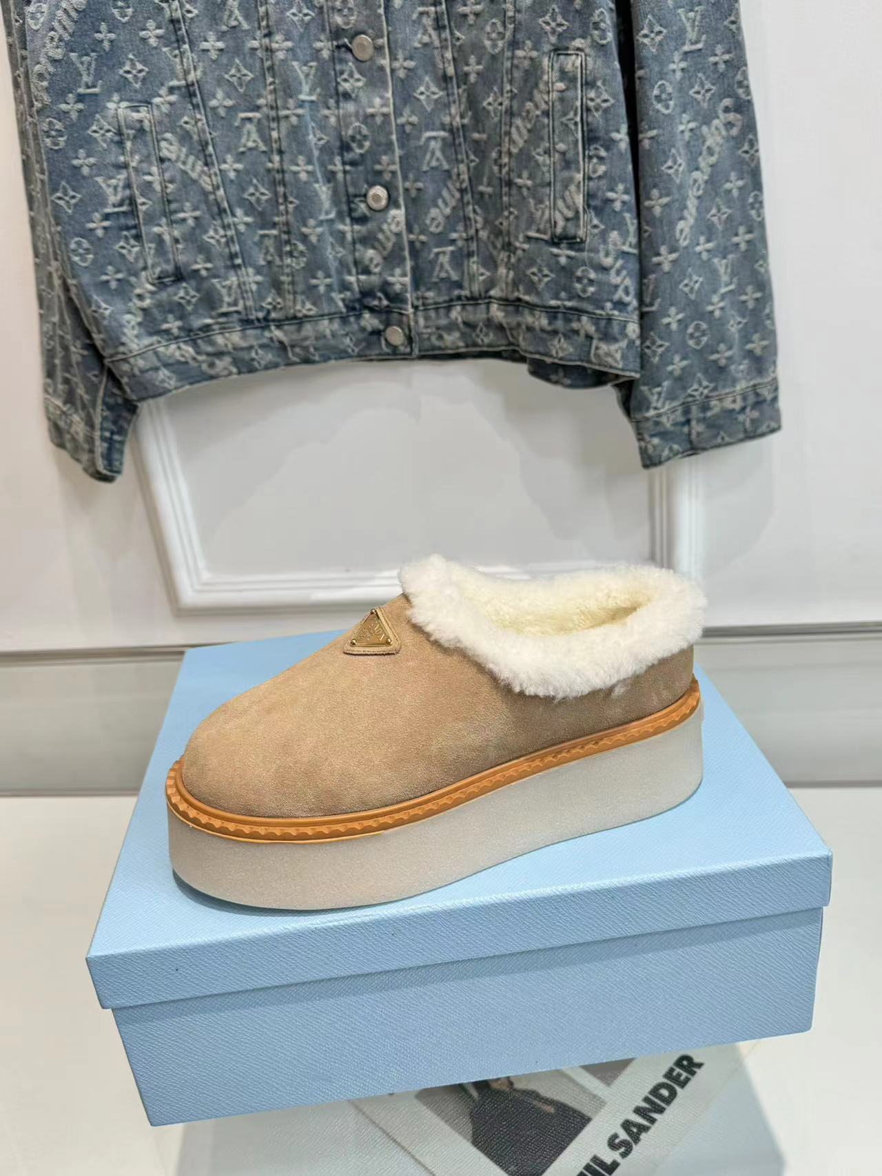 TRIANGLE LOGO MULES IN BEIGE SUEDE AND SHEARLING LINING - 35