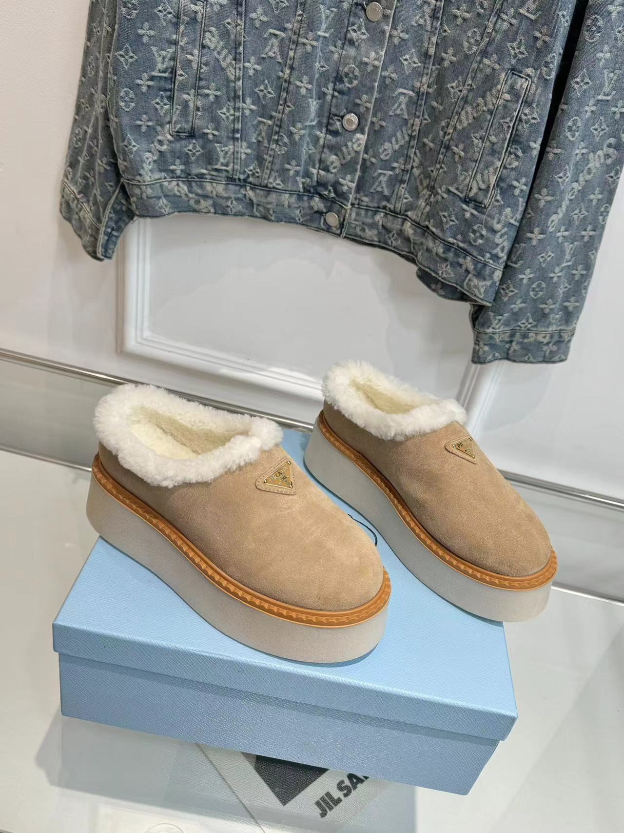 TRIANGLE LOGO MULES IN BEIGE SUEDE AND SHEARLING LINING - 35