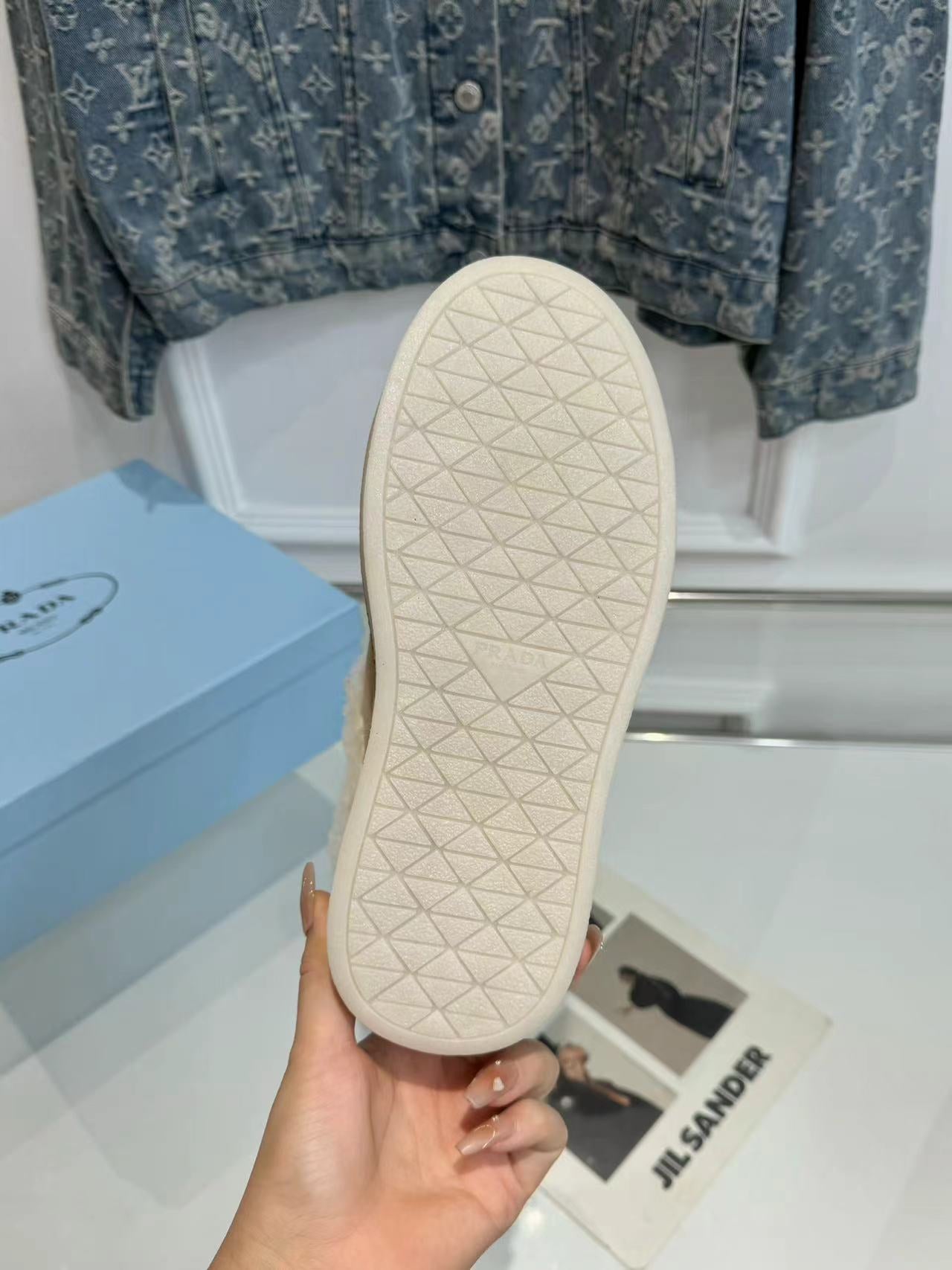 TRIANGLE LOGO MULES IN BEIGE SUEDE AND SHEARLING LINING - 35