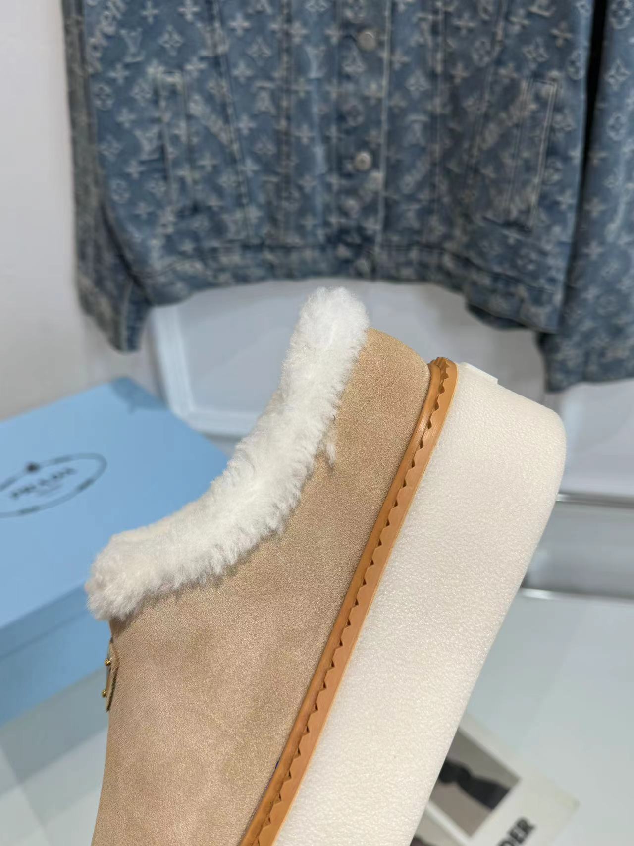 TRIANGLE LOGO MULES IN BEIGE SUEDE AND SHEARLING LINING - 35