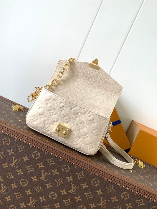 POCHETTE MÉTIS EAST WEST 22 З ТИСНЕНОЇ ШКІРИ ТЕЛЯТИ MONOGRAM EMPREINTE СВІТЛО-БЕЖЕВОГО КОЛЬОРУ