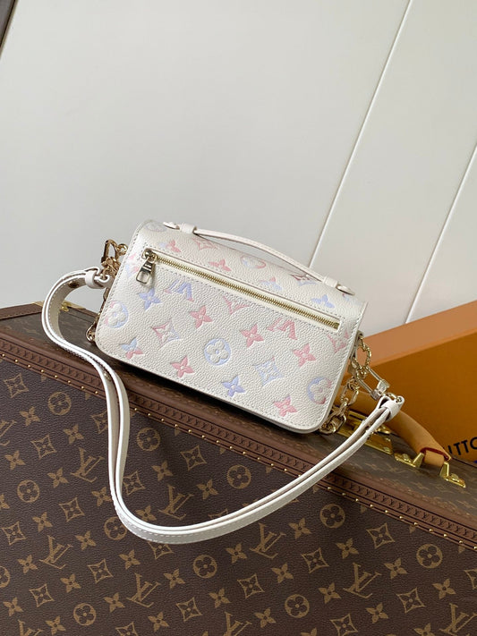 СУМКА LV 25S EAST WEST POCHETTE MÉTIS 21 ІЗ ТИСНЕНОЇ ТЕКСТУРОВАНОЇ ТЕЛЯЧОЇ ШКІРИ КОЛЬОРУ БЕЖЕВА МРІЯ