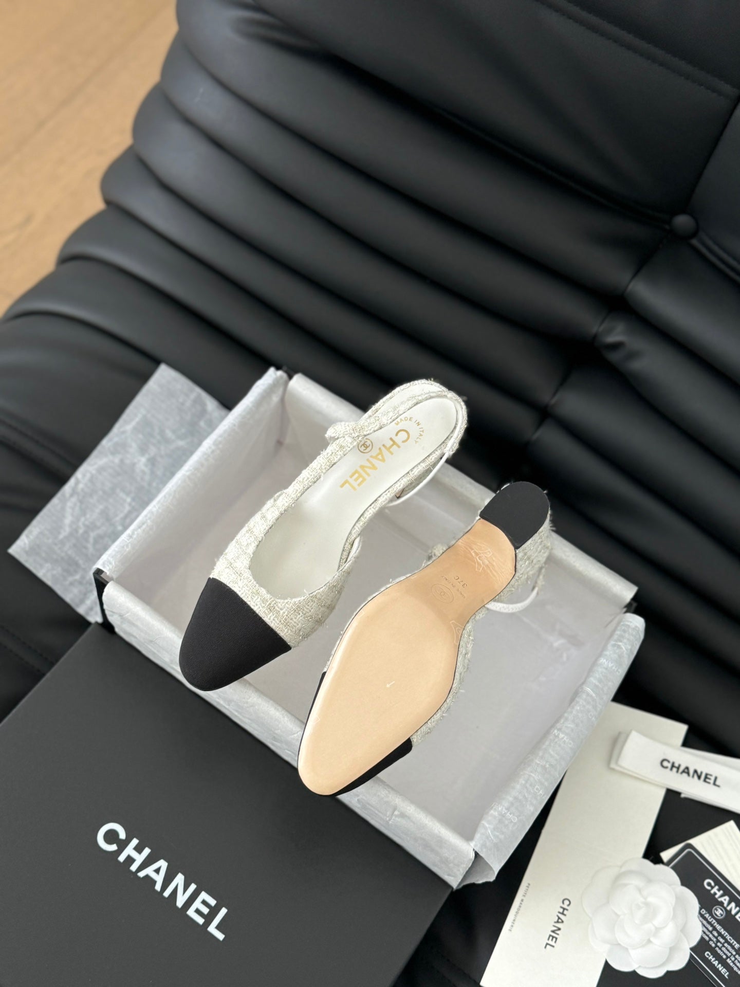 HIGH SLINGBACK IN WHITE TWEED AND BLACK LAMBSKIN - 35