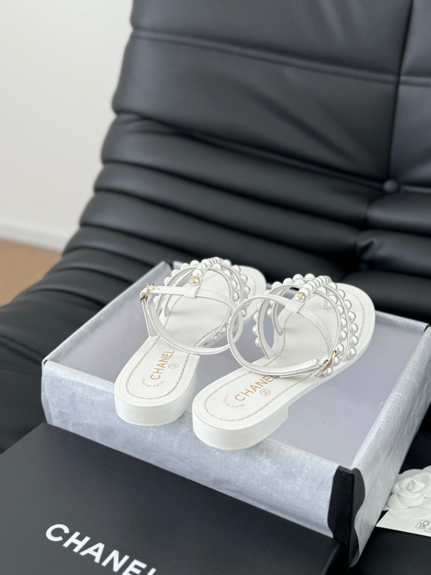MULE SLIPPERS WITH PEARL CHAIN IN WHITE LAMBSKIN - 35