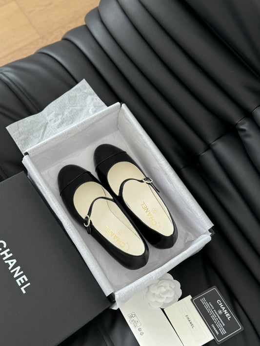 CC MARY JANE SHOES IN BLACK LAMBSKIN WITH GOLD HARDWARE - 35