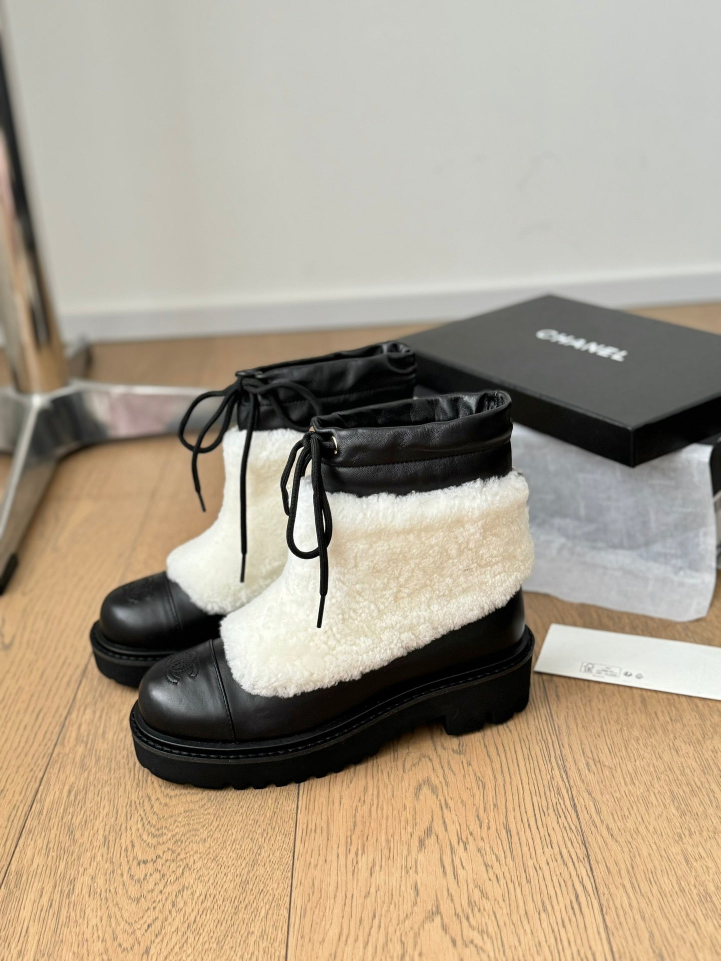 CC CHUNKY BOOTS IN WHITE SMOOTH FLEECE AND BLACK CALFSKIN - 35