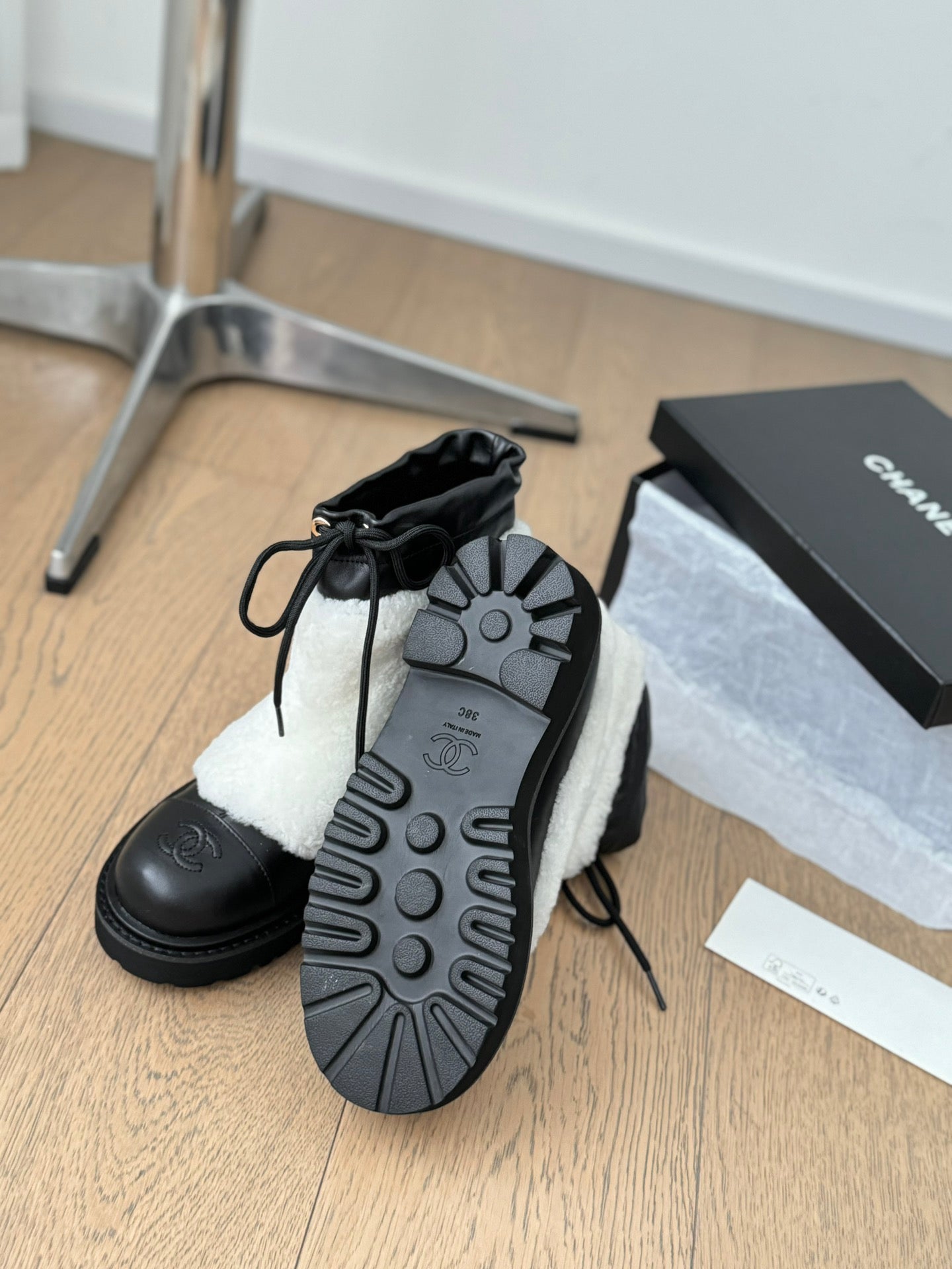 CC CHUNKY BOOTS IN WHITE SMOOTH FLEECE AND BLACK CALFSKIN - 35