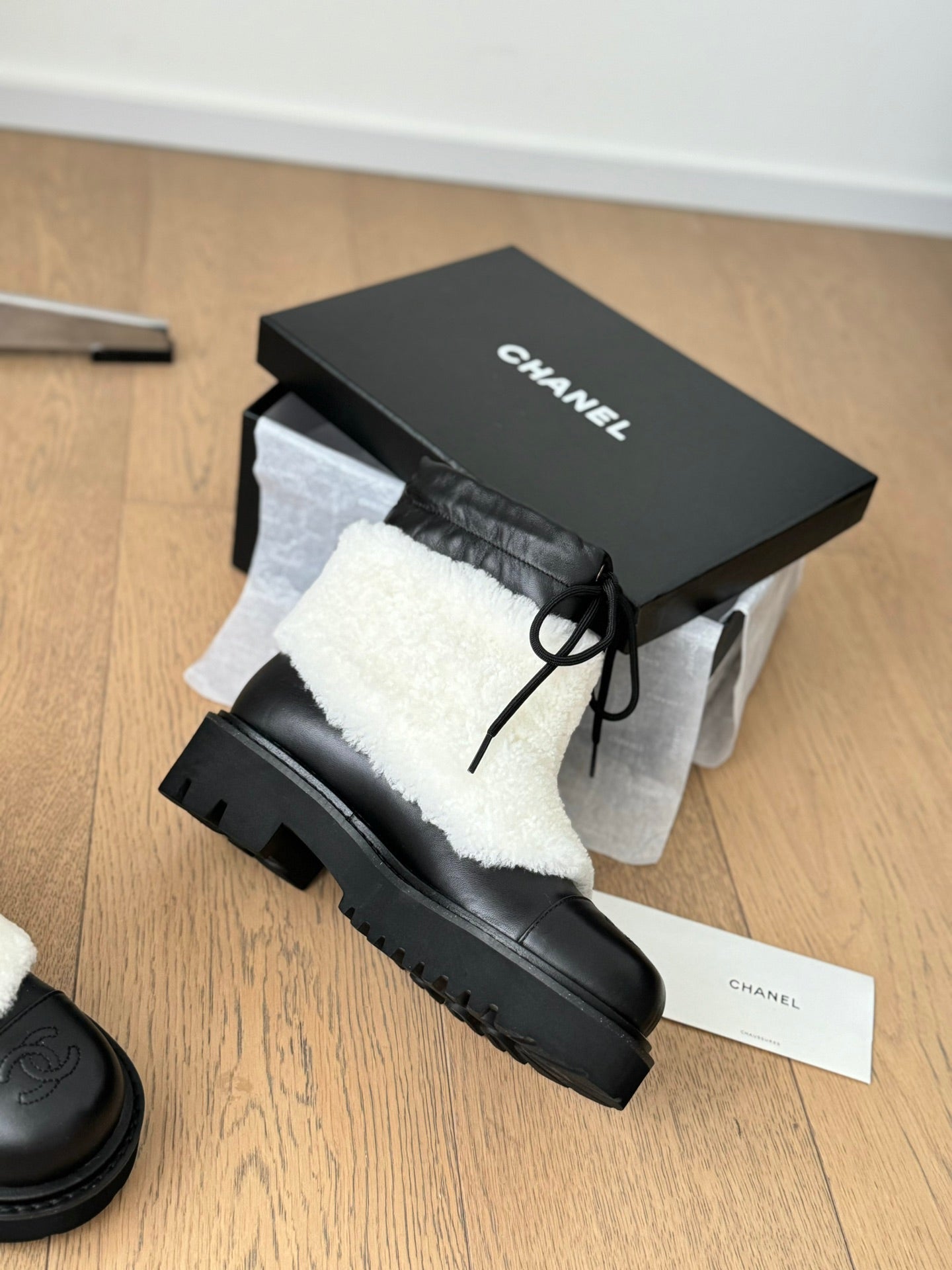 CC CHUNKY BOOTS IN WHITE SMOOTH FLEECE AND BLACK CALFSKIN - 35