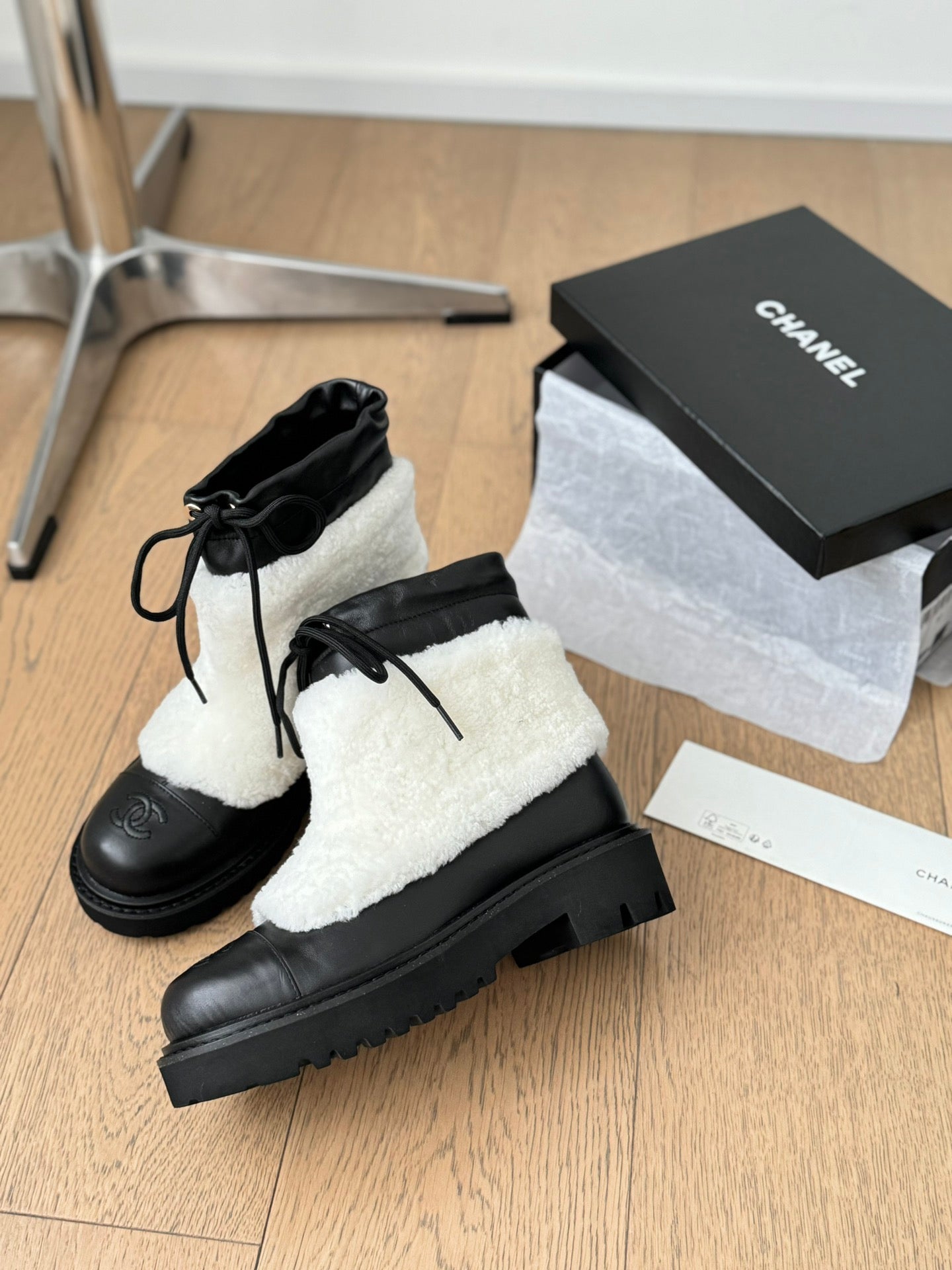 CC CHUNKY BOOTS IN WHITE SMOOTH FLEECE AND BLACK CALFSKIN - 35