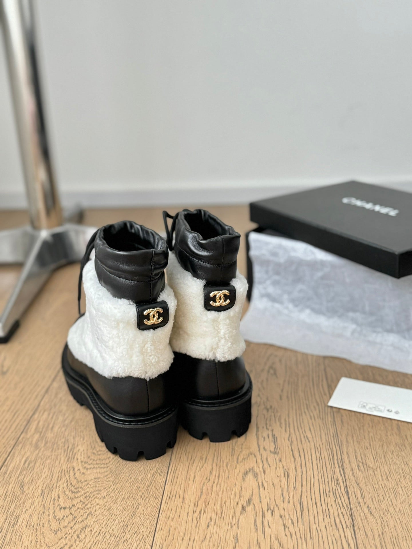 CC CHUNKY BOOTS IN WHITE SMOOTH FLEECE AND BLACK CALFSKIN - 35
