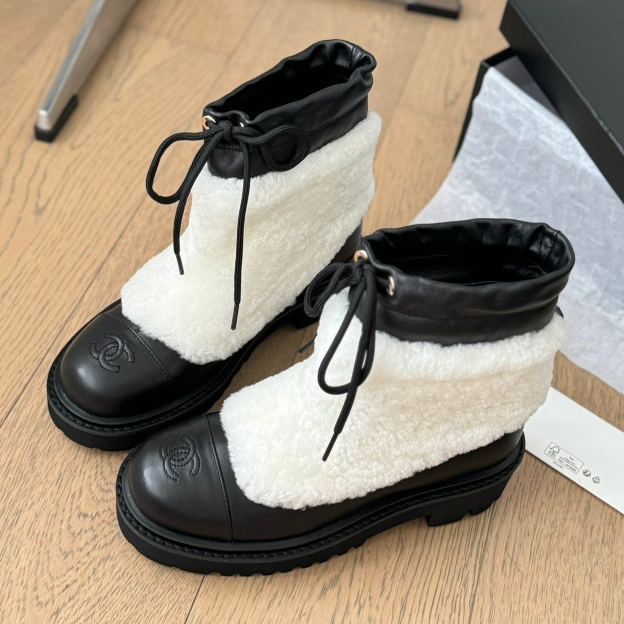 CC CHUNKY BOOTS IN WHITE SMOOTH FLEECE AND BLACK CALFSKIN - 35