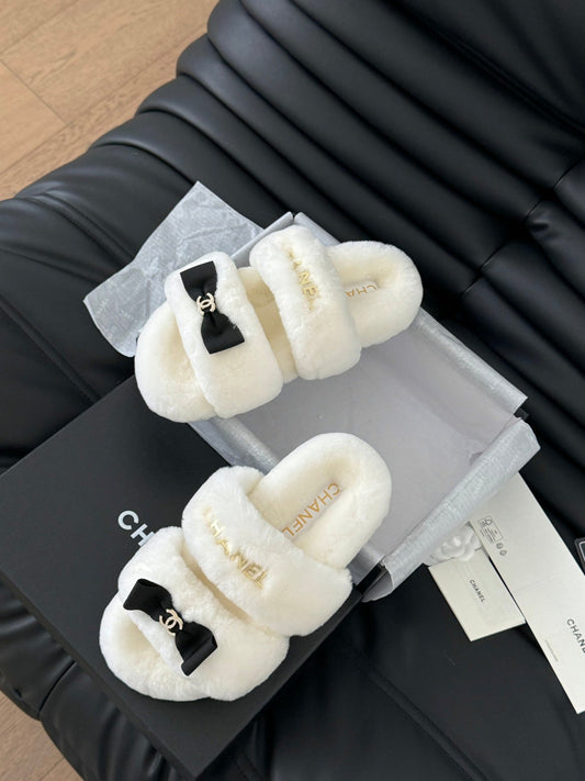 ШКІРЯНІ ШЛЬОПАНЦІ DAD SANDAL MULE БІЛОГО КОЛЬОРУ ІЗ ЗОЛОТОЮ ФУРНІТУРОЮ – 35