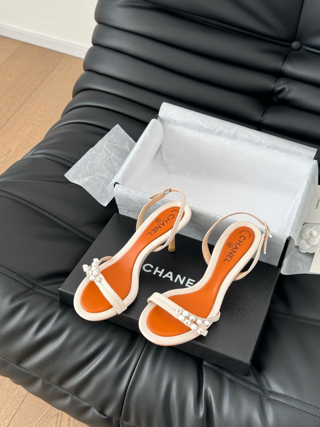 PEARL SANDAL IN WHITE AND VIVID ORANGE LAMBSKIN 75 MM - 35