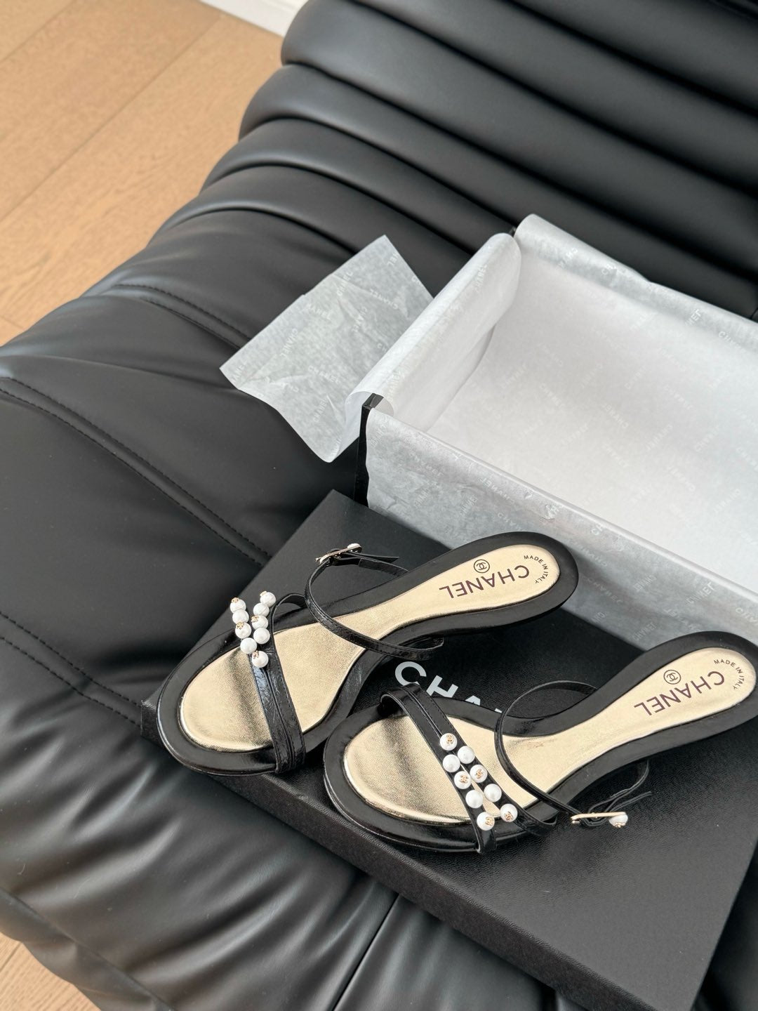 PEARL SANDAL IN BLACK AND GOLD LAMBSKIN 35 MM - 35