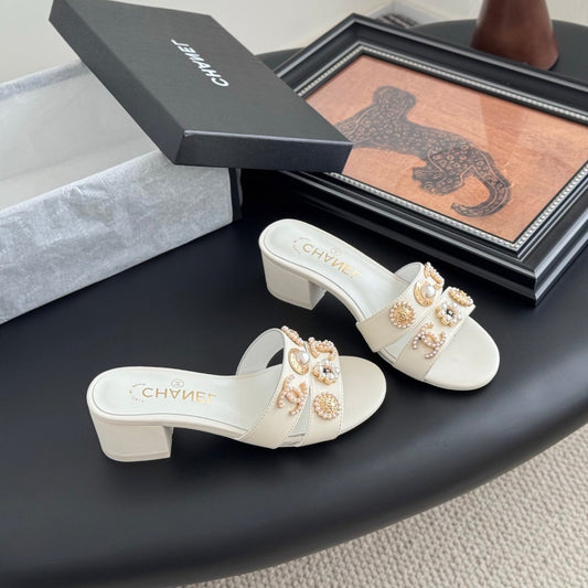 MULE SLIDE SANDALS IN WHITE LAMBSKIN WITH LOGO STICKER DETAIL - 35