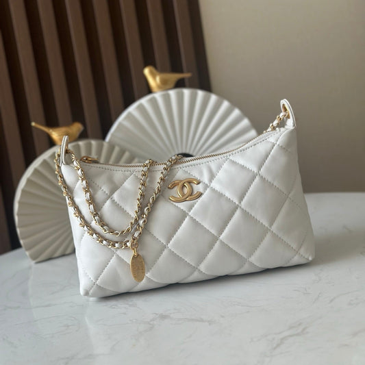 Сумка-хобо CHANEL 26S, 26, з білої шкіри ягняти