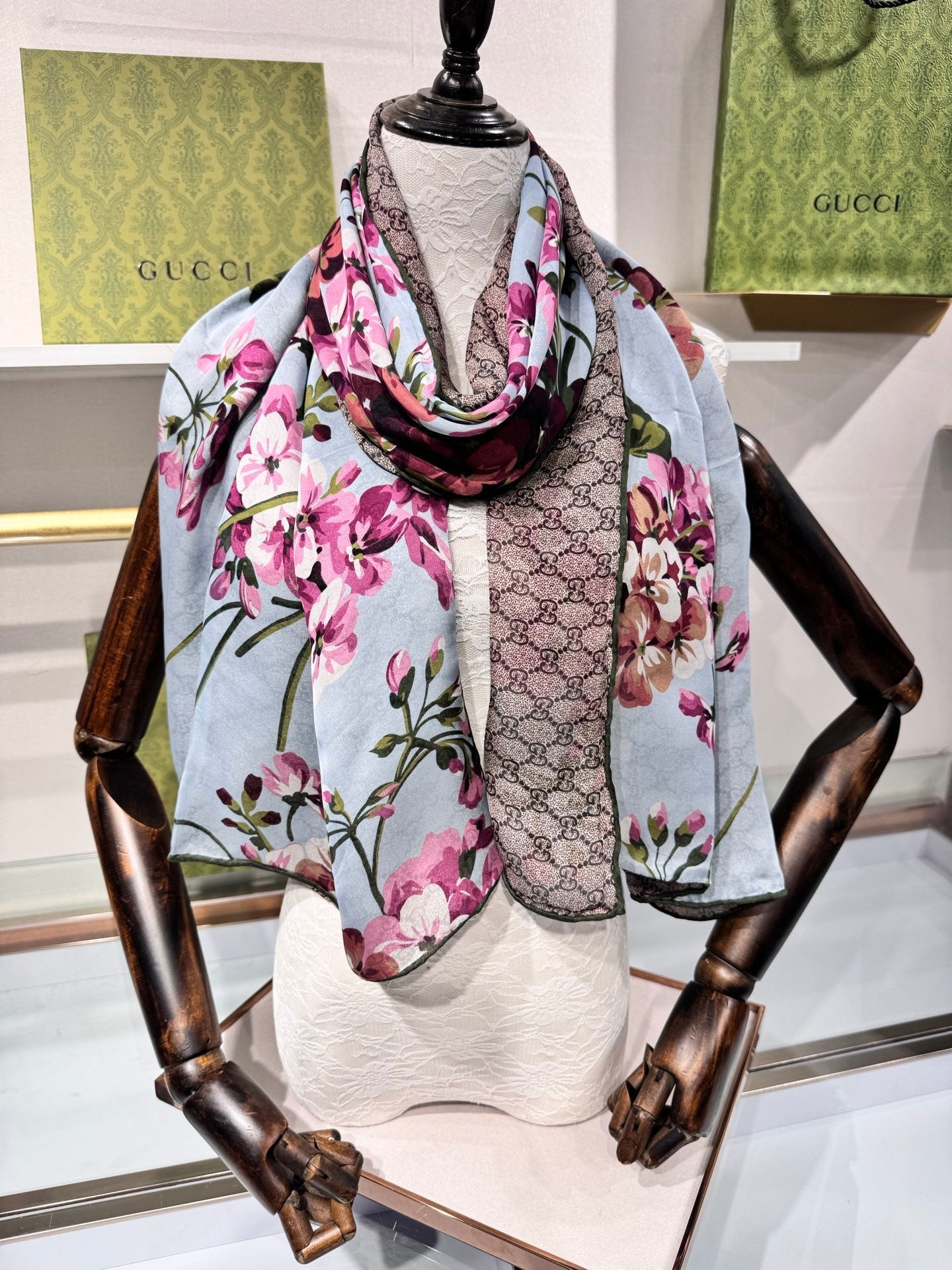 GUCCI 25S SCARF 180 IN SILK 737206