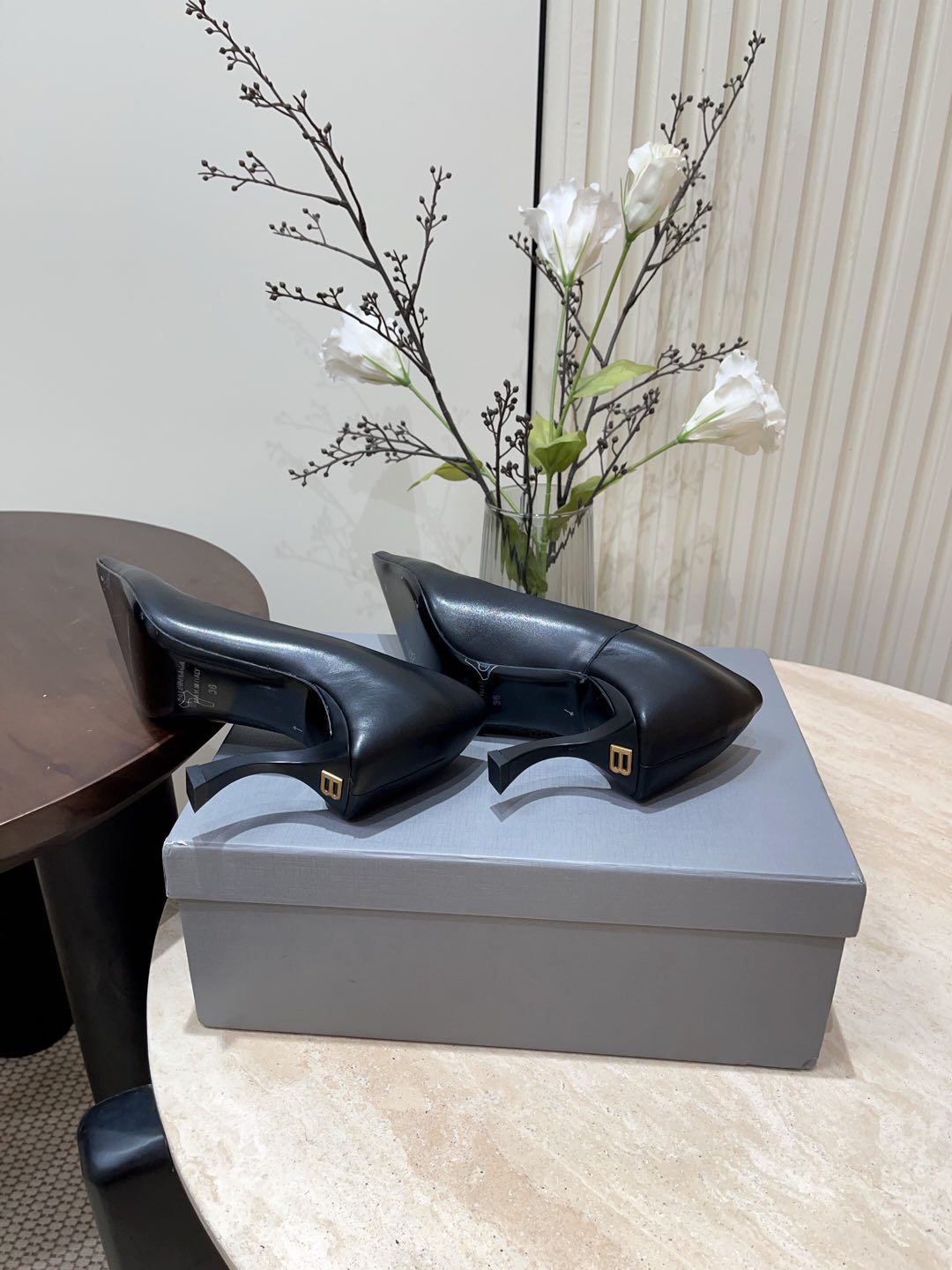 CURVED HEEL SHALLOW MOUTH PUMPS IN BLACK CALFSKIN - 35